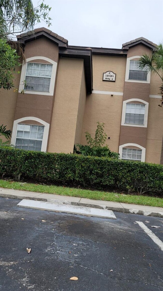 Building Photo - 13929 Fairway Island Dr