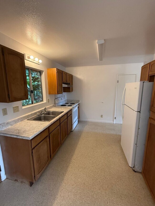 Foto del edificio - 3 Bedroom, 2.5 Bath House with 2-Car Carport