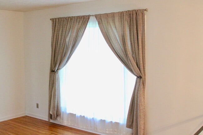 Ventana destacada en el salón. - 4807 Jeffery Dr