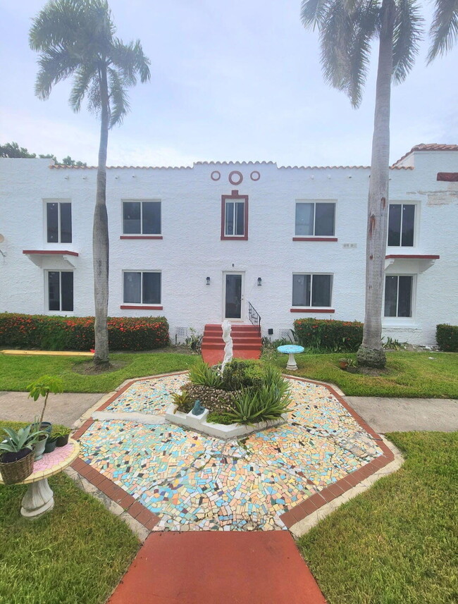 Building Photo - 817 Tyler St