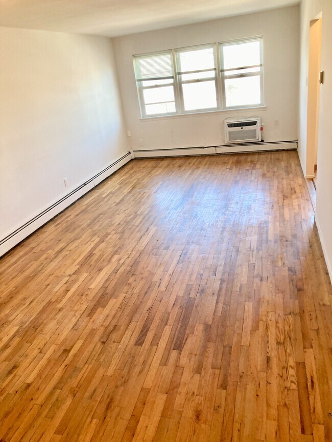 Foto del edificio - 2122 E 70th St