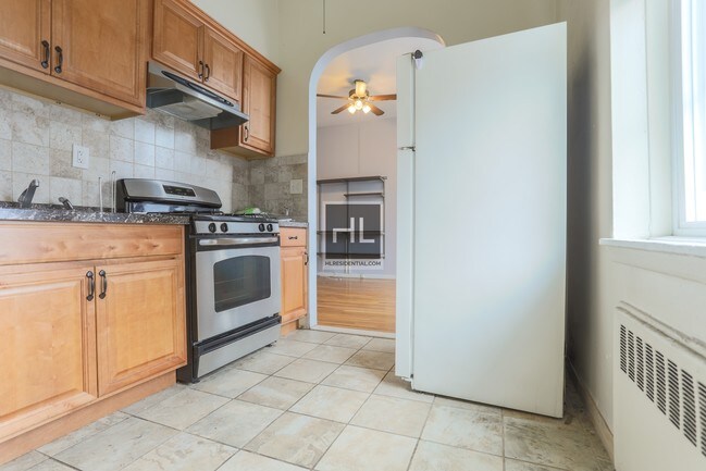 Building Photo - Spacious 3 Bedroom w/ Separate Kitchen!