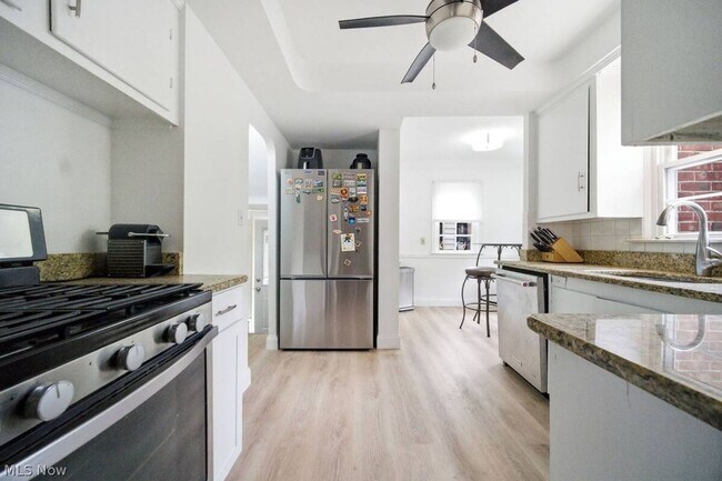 Foto del edificio - Beautiful 4-Bedroom Brick Colonial in University Heights