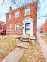 Building Photo - 5747 Lakepointe St