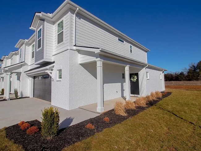 Building Photo - 4336 Doral Dr