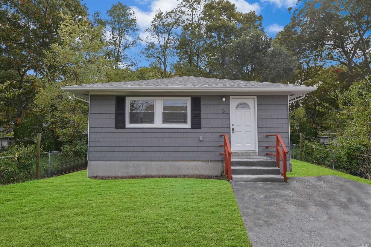 8 Clinton Ave, Mastic, NY 11950 House Rental in Mastic, NY