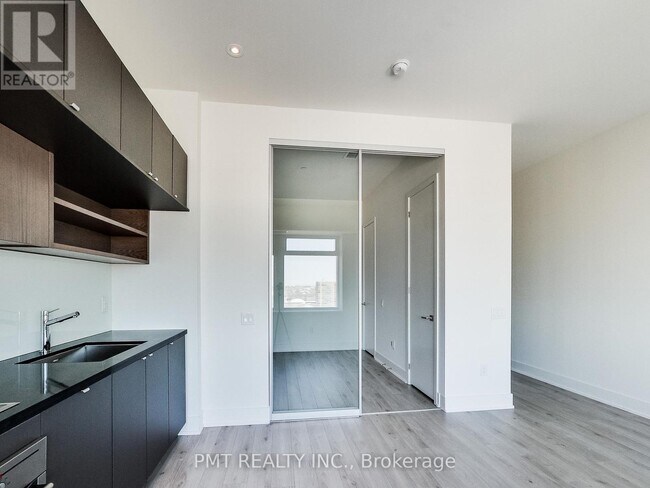 Photo du bâtiment - 111 St Clair Ave W
