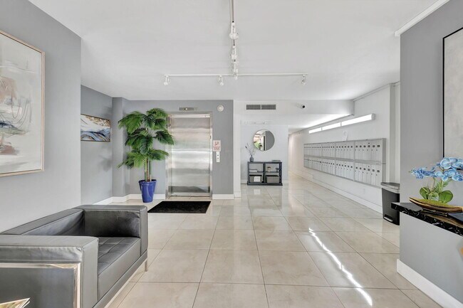 Building Photo - 2751 N Palm Aire Dr