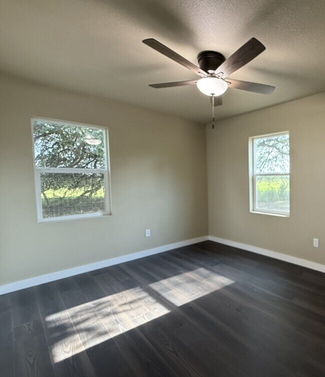 Foto del edificio - "Charming 2-Bed, 2-Bath Retreat in Lott, T...