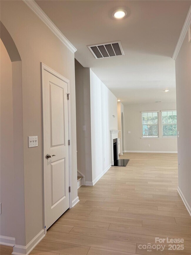 Foto del edificio - 6436 Fairfax Ct