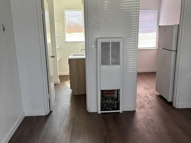 Building Photo - 2816 E Hammond Ave