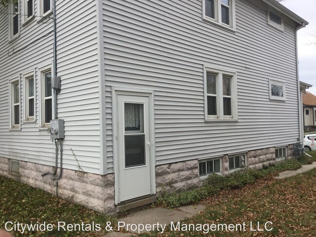 Foto del edificio - 5711-5713 W Rogers St