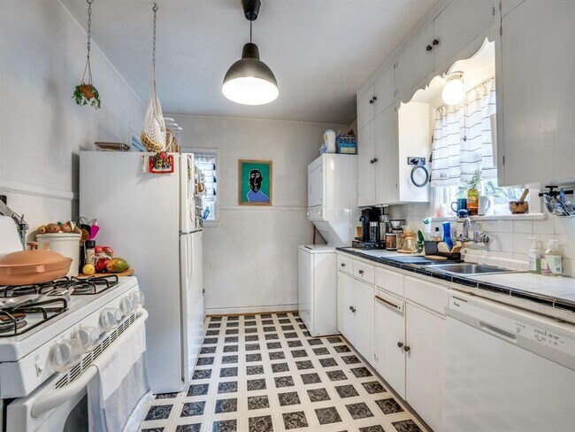 Foto del edificio - 5804 Goodwin Ave