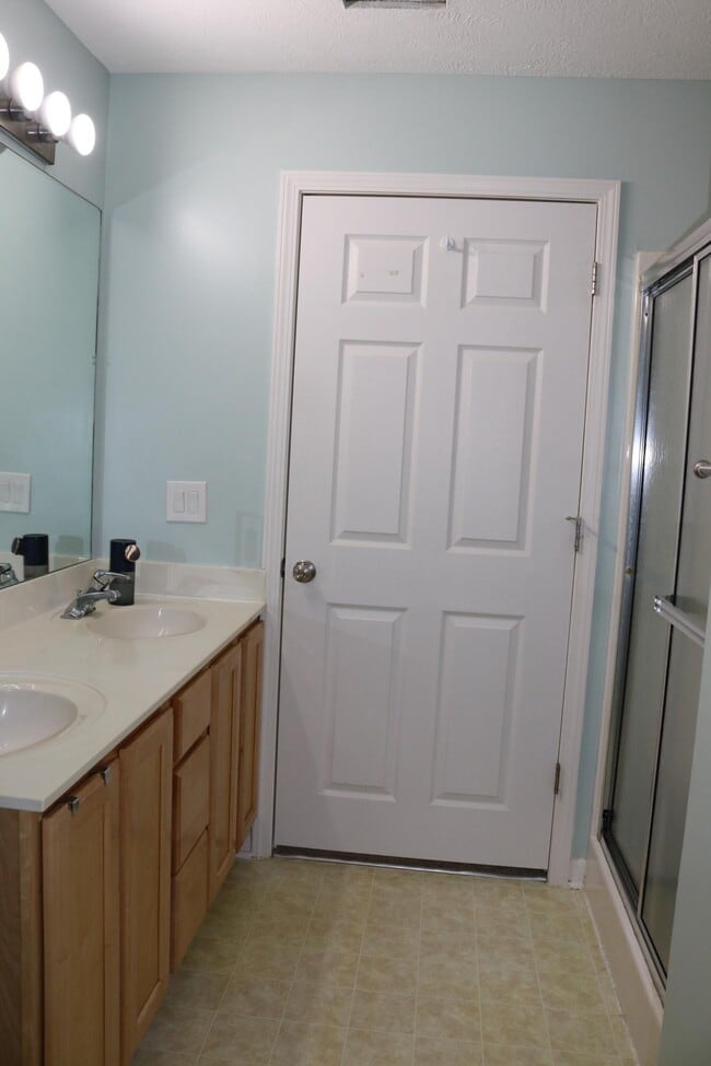 Foto del edificio - 28340 Center Ridge Rd