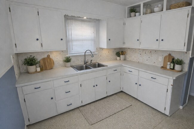 Foto del edificio - 3 Bedroom 1.5 Bath **Coming Soon**