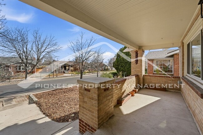 Building Photo - Charming Home with Washer/Dryer and Fenced Yard