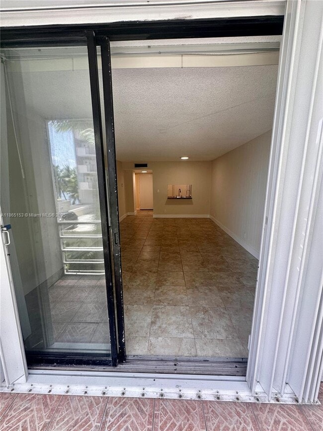 Foto del edificio - 2935 NE 163rd St