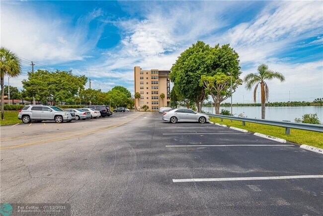 Building Photo - 1175 NE Miami Gardens Dr