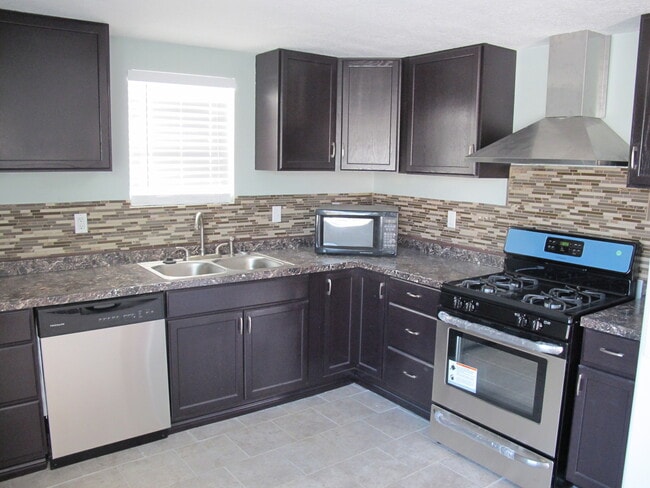Building Photo - 2 Bedroom West Valley Home - HUGE Yard, av...