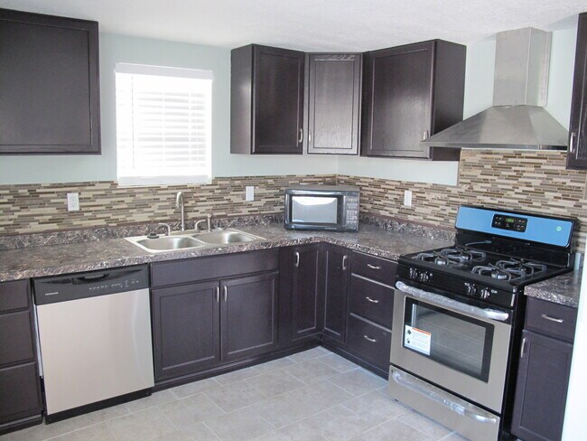 Foto del edificio - 2 Bedroom West Valley Home - HUGE Yard, av...