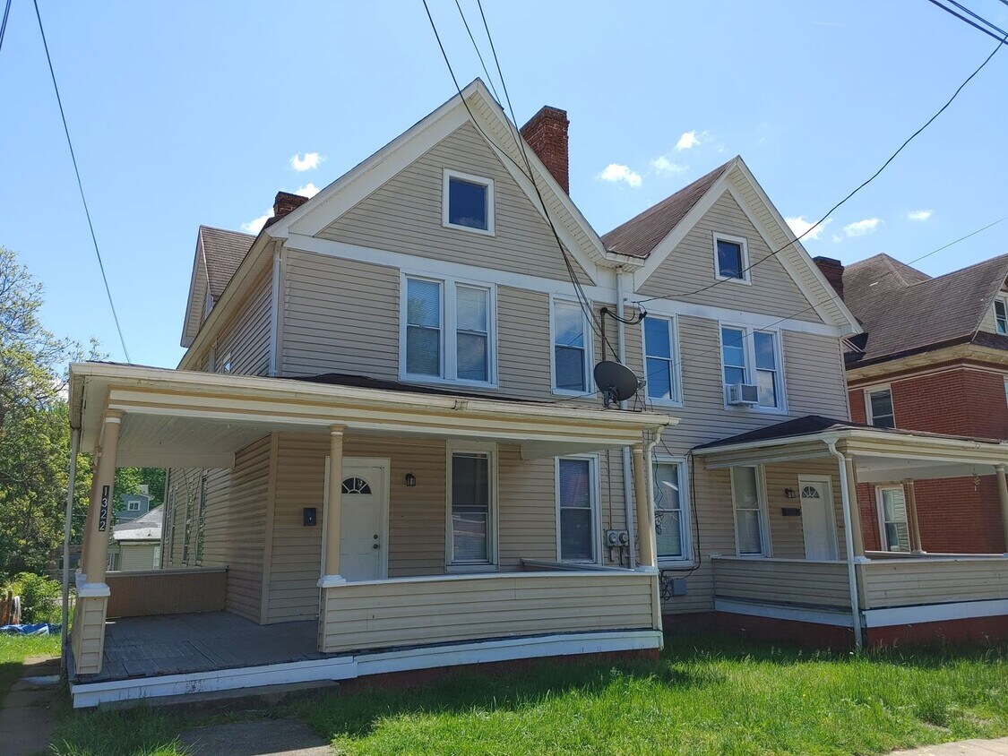 Primary Photo - SPACIOUS 3 BEDROOM DUPLEX