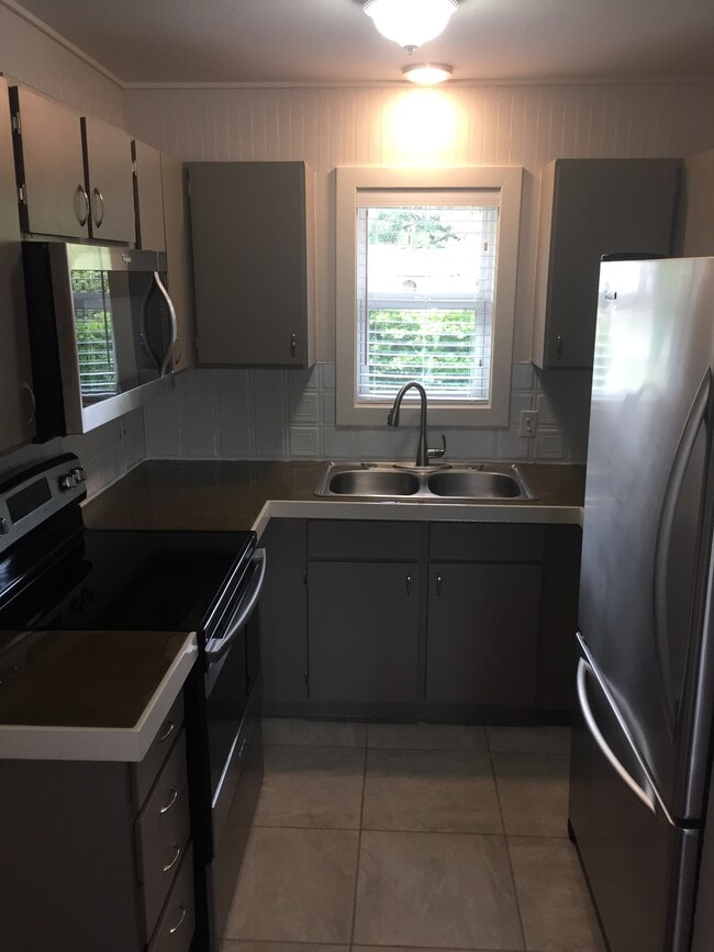 Kitchen - 920 Lazy Creek Ln