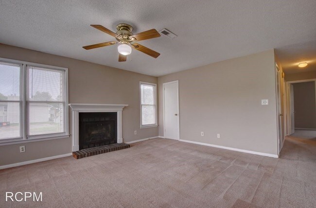 Building Photo - 12100 Carriage Ct SE