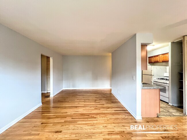 Building Photo - 510 W Briar Pl