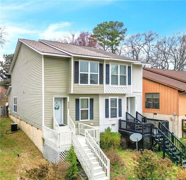 Building Photo - 2 Bedrooms 2.5 Bathrooms Townhouse