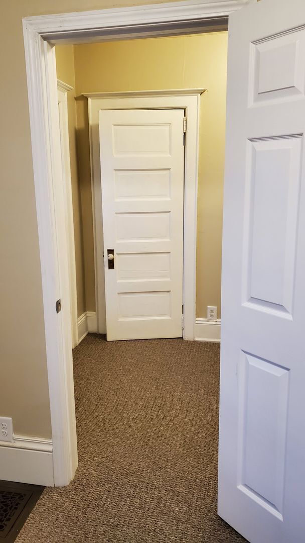 Foto del edificio - Newly Updated Spacious Three Bedroom Upper...