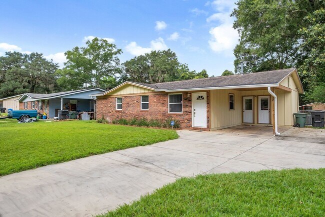 Foto del edificio - 310 Lancaster Dr