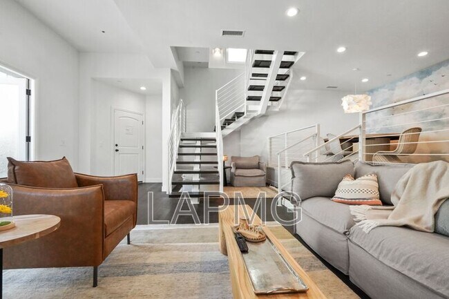 Foto del edificio - 9842 Portola Dr