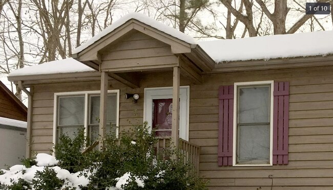 Building Photo - 2506 Wade Hampton Rd.