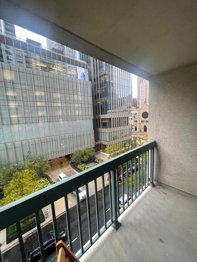 Foto del edificio - 1 W Superior St