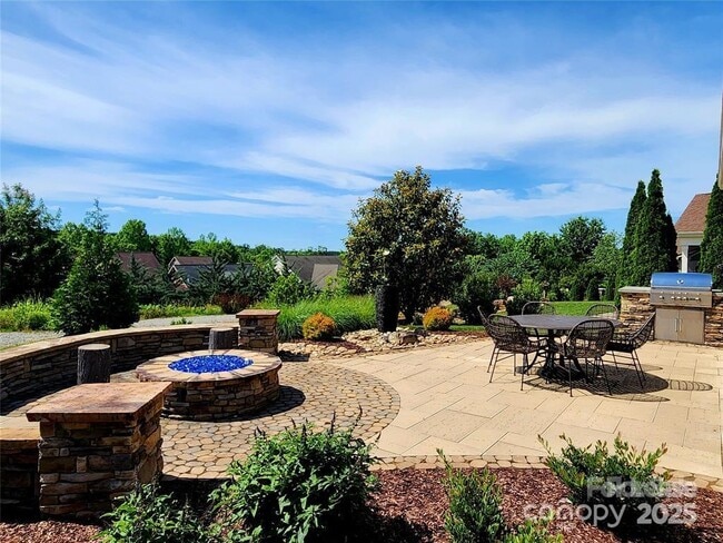 Building Photo - 305 Hemlock Bluff Ct
