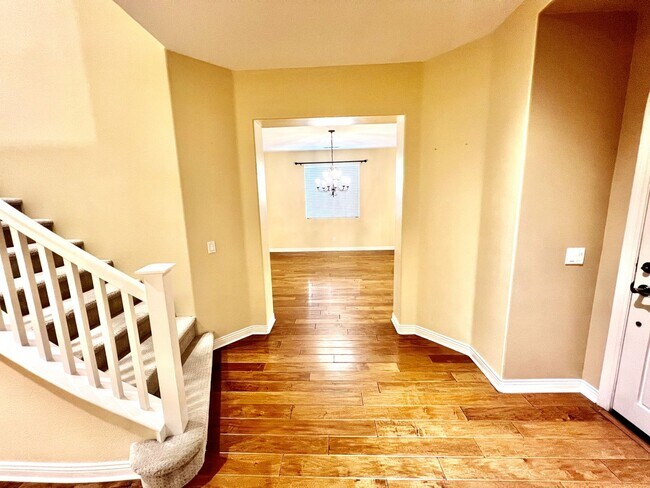 Building Photo - Luxurious 3 Bedroom, 2.5 Baths Single Fami...