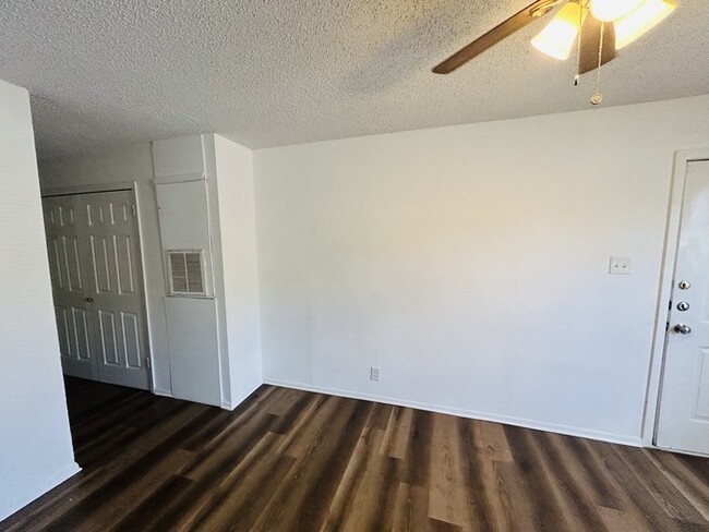 Building Photo - Remodeled 2/1 duplex with central air and ...