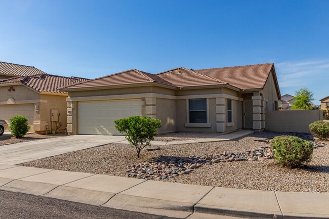 Foto del edificio - Check out this 3 bed/2 bath LARGE CORNER LOT!