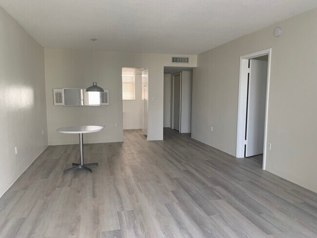 Living Area - 2905 Point East Dr