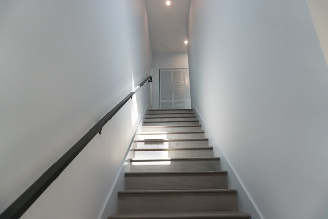 Building Photo - 6850 Encino Ave