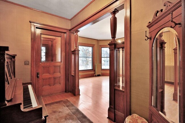 Building Photo - 546 Holly Ave