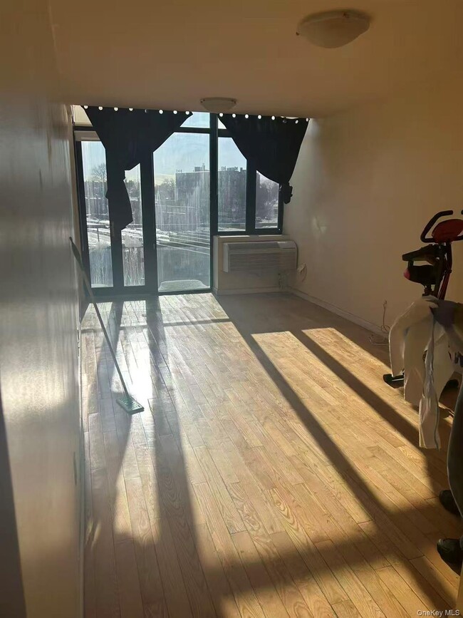 Foto del edificio - 60-70-70 Woodhaven Blvd