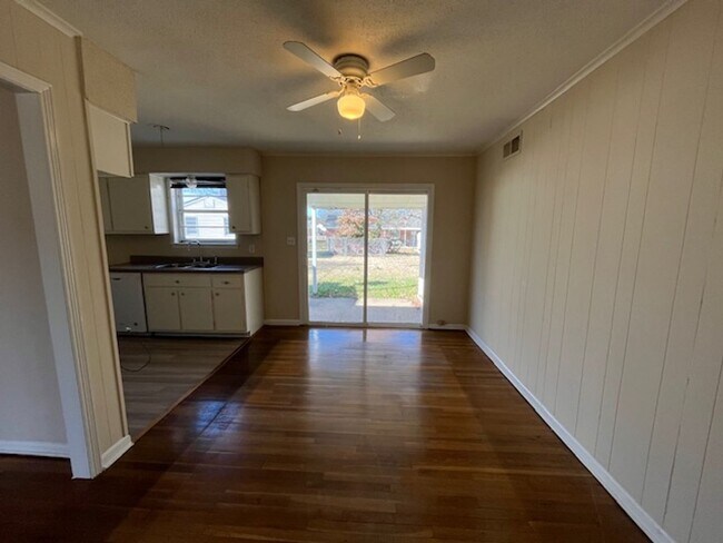 Building Photo - Renovated 3 Bedroom 1 Bath Home with 1 Car Garage for Rent!