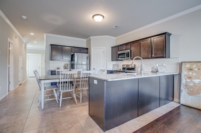 Foto del edificio - Kilimanjaro Townhomes