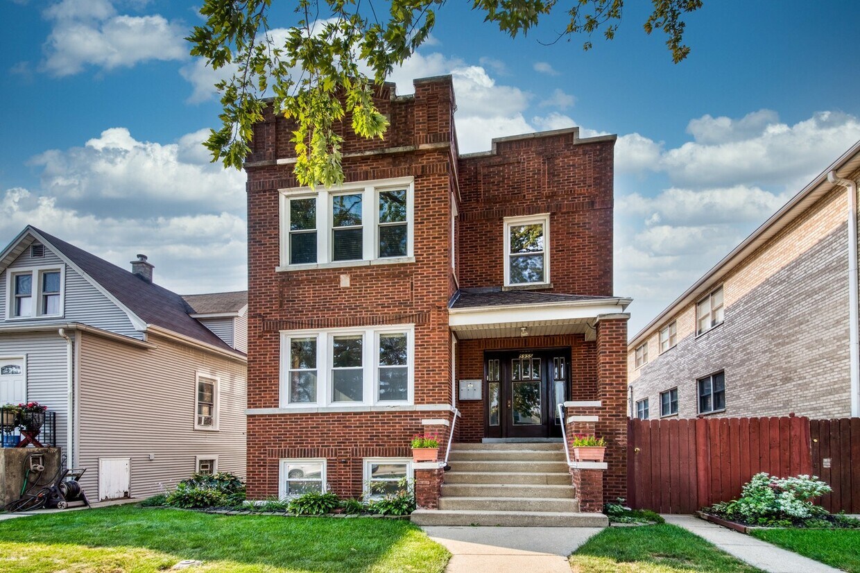 Front Entrance - 5955 W Giddings St