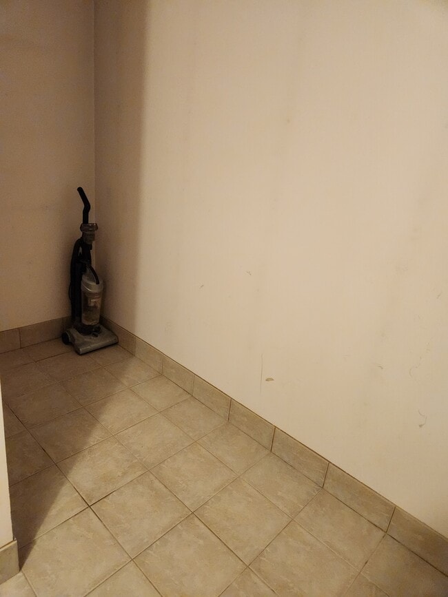 Photo du bâtiment - 1700 University Ave W