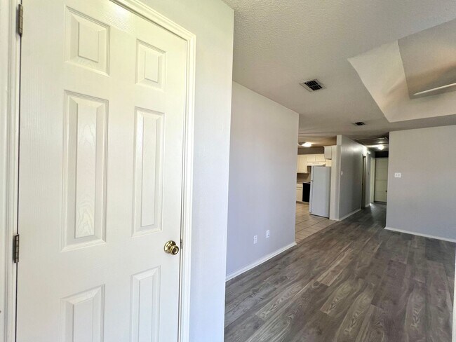 Foto del edificio - 3 Bedroom Duplex Located In Shadow Hills!