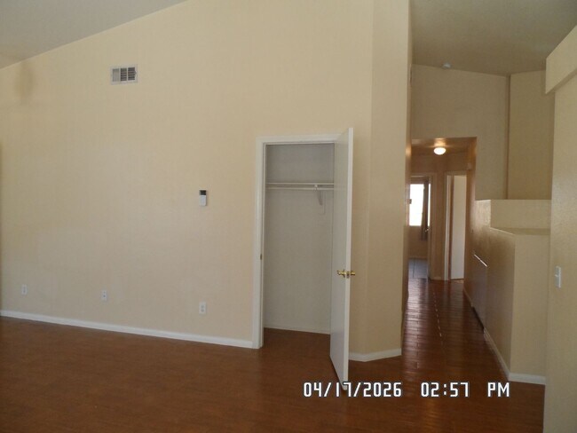 Foto del edificio - 3 Bedrooms, 2 Bathrooms, approx. 1392 sq. ft., 2 Car Garage, Covered Patio, Fenced, Play house,