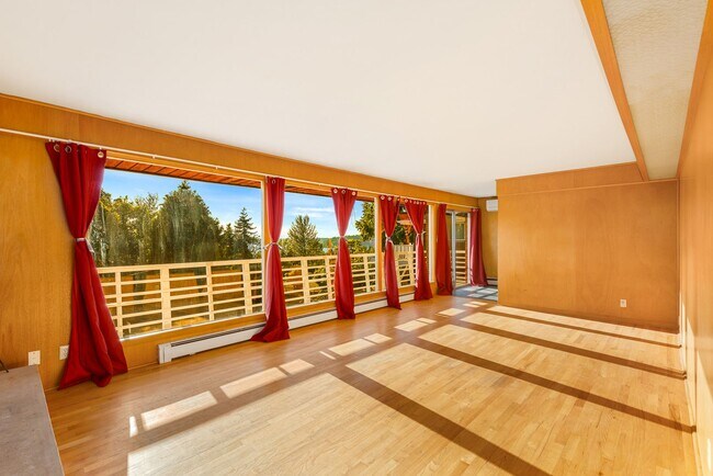 Building Photo - 3 Bedroom Spacious View Home close to Boeing