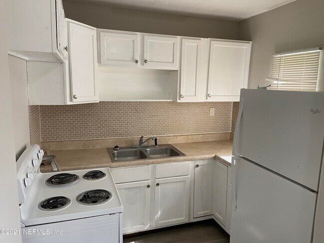 Foto del edificio - 5366 Baycrest Rd